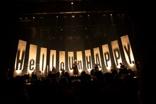 「ReoNa 5th Anniversary Concert Tour “ハロー、アンハッピー”」の様子。（撮影：平野タカシ）