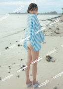 高本彩花 1st写真集「僕の記憶の中で」購入者特典の折れ目なしB3ポスター(HMV&BOOKS SHINSAIBASHI)(撮影:東京祐)(c)KOBUNSHA