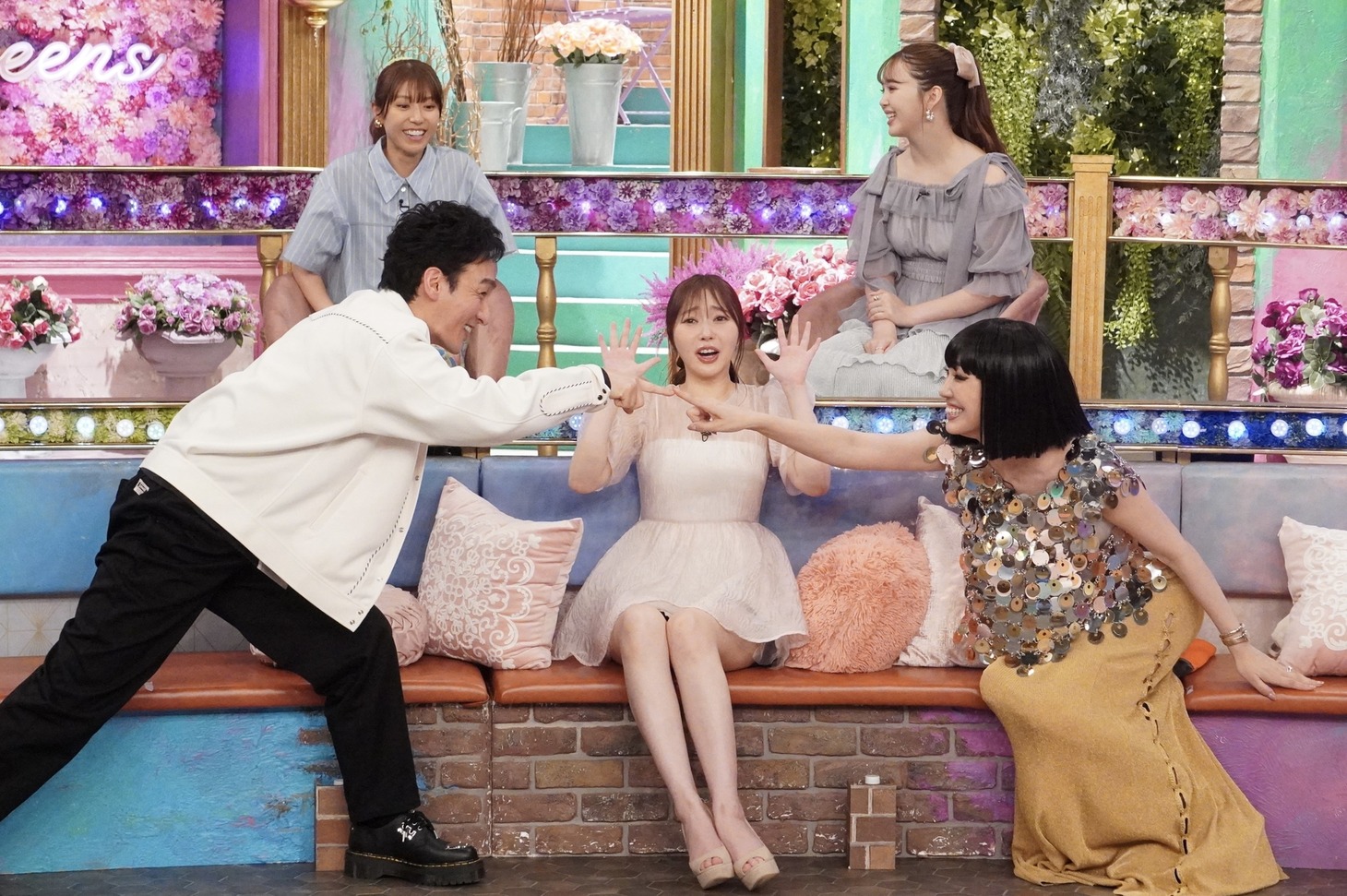 上段左より若槻千夏、藤田ニコル、下段左より草なぎ剛、指原莉乃、アンミカ。