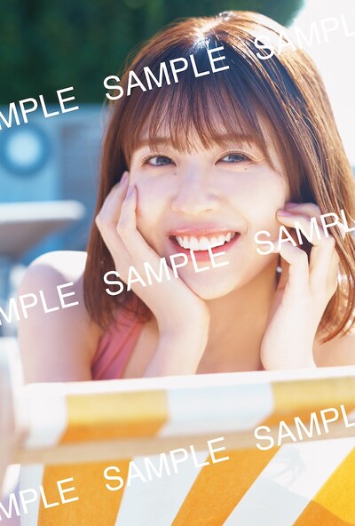 松田好花（日向坂46）の1st写真集「振り向いて」封入特典ポストカード（撮影：岡本武志 / 講談社）