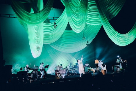 「吉澤嘉代子10周年記念公演～まだまだ魔女修行中。～」の様子。（撮影：山川哲矢）