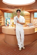 シアバターハンドクリームを持ったMINGYU（SEVENTEEN）。