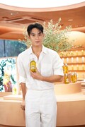 お気に入りのアーモンドモイスチャライジングシャワーオイルを手にしたMINGYU（SEVENTEEN）。