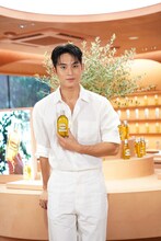 お気に入りのアーモンドモイスチャライジングシャワーオイルを手にしたMINGYU（SEVENTEEN）。
