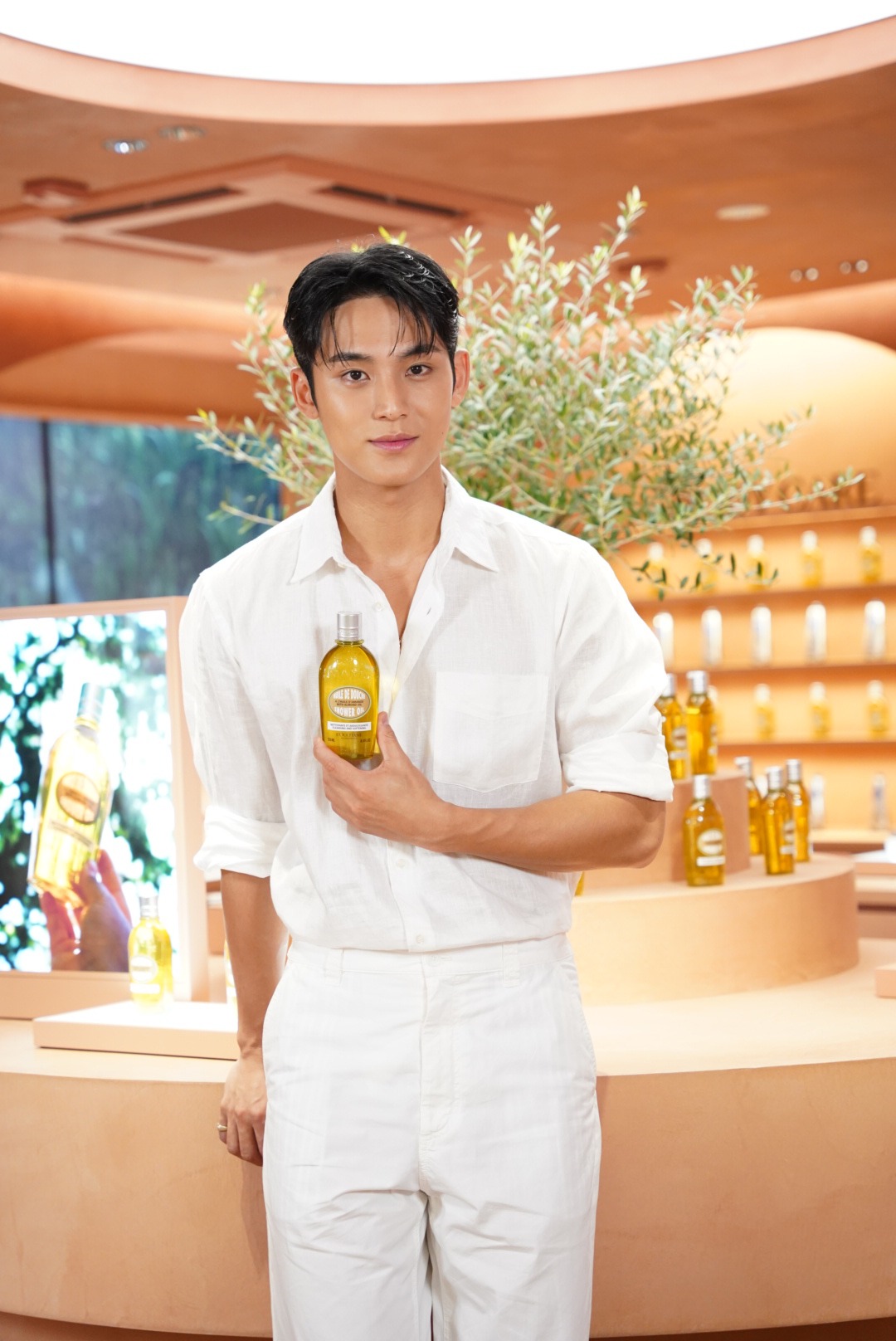 お気に入りのアーモンドモイスチャライジングシャワーオイルを手にしたMINGYU（SEVENTEEN）。