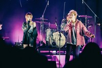 左から戦慄かなの、かやゆー（Vo, G）。（撮影：うえむらすばる）