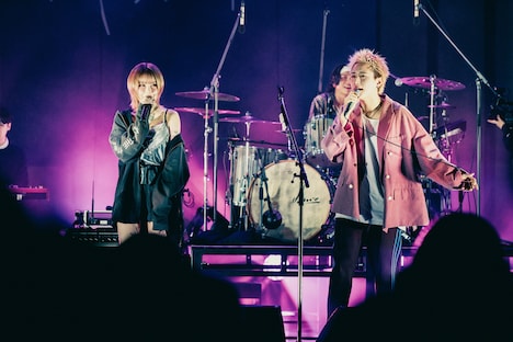 左から戦慄かなの、かやゆー(Vo, G)。(撮影:うえむらすばる)