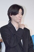 「言えない秘密」のポーズをする京本大我（SixTONES）。