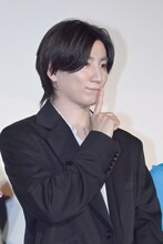 「言えない秘密」のポーズをする京本大我（SixTONES）。