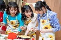 たこ焼きを作る“3flower”チーム。左から有澤一華、江端妃咲、入江里咲。