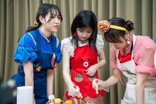 たこ焼きを作る“ゆめりあい”チーム。左から松永里愛、川嶋美楓、工藤由愛。