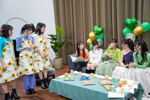 植村あかりにたこ焼きを試食してもらう“3flower”チーム。