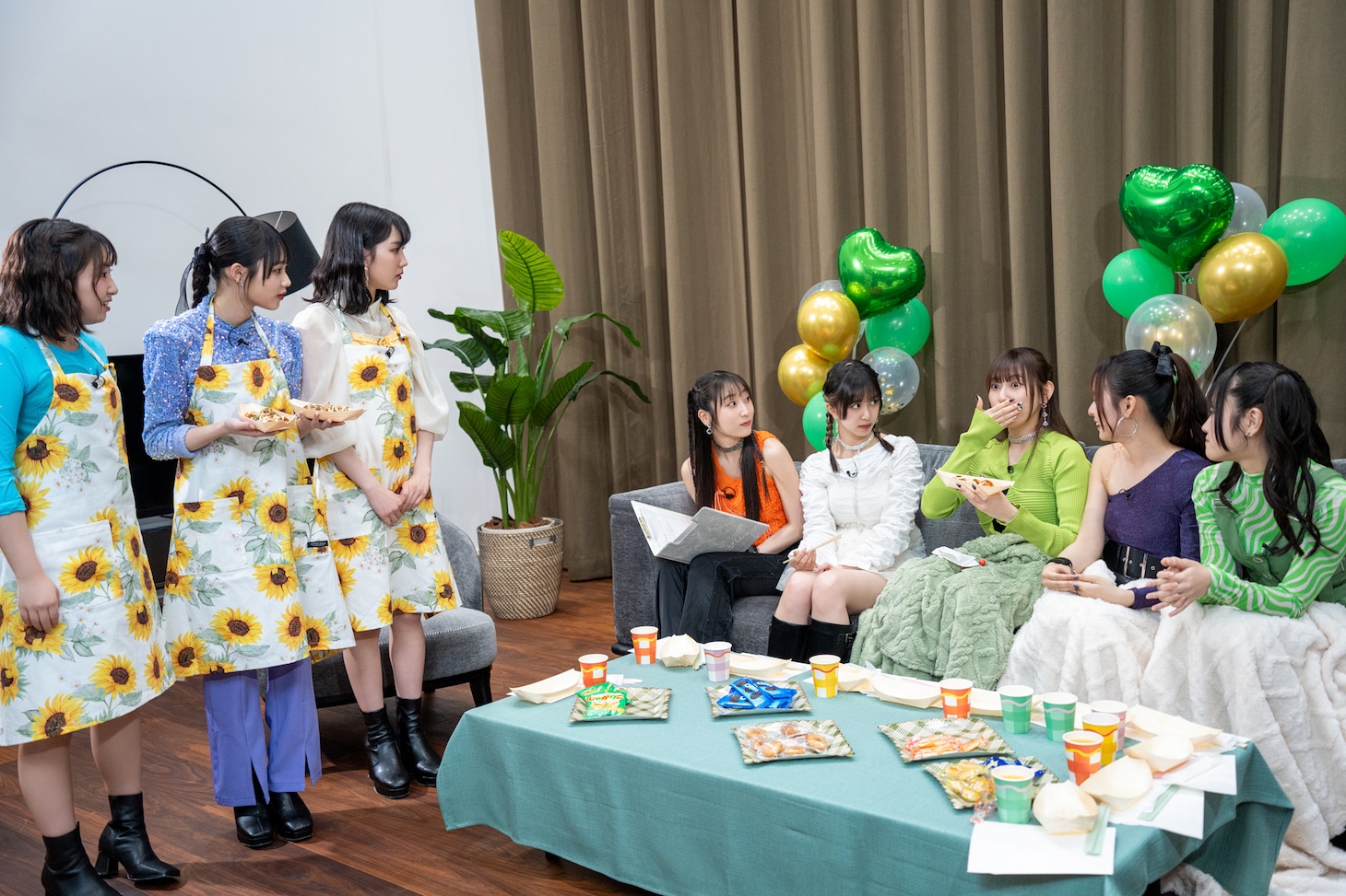 植村あかりにたこ焼きを試食してもらう“3flower”チーム。