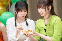 たこ焼きを食べる植村あかり（右）。