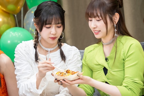 たこ焼きを食べる植村あかり（右）。