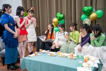 植村あかりにたこ焼きを試食してもらう“ゆめりあい”チーム。