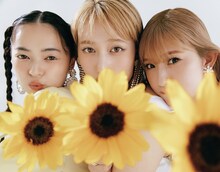 左から上國料萌衣、佐々木莉佳子、川村文乃。