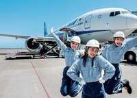 左から平山遊季、佐々木莉佳子、川村文乃。