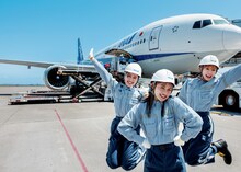 左から平山遊季、佐々木莉佳子、川村文乃。