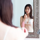 ランジェリー姿の阪口珠美、リップ塗りつつ鏡を見つめる