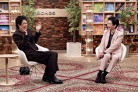 大泉洋（左）とトークする郷ひろみ（右）。（写真提供：NHK）