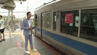 NHKに向かうため自力で電車に乗ろうとする郷ひろみ。（写真提供：NHK）