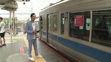 NHKに向かうため自力で電車に乗ろうとする郷ひろみ。（写真提供：NHK）