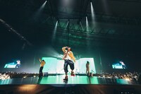 新鋭3人による「Champions」のパフォーマンスの様子。（Photo by Yukitaka Amemiya）