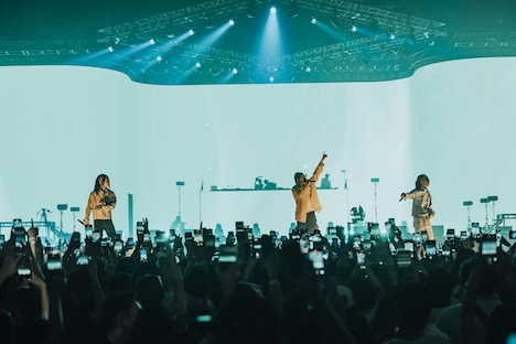 新鋭3人による「Champions」のパフォーマンスの様子。（Photo by Yokoyama Masato）