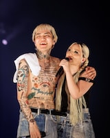 イベントオリジナル曲「明るい部屋」を歌ったLEXと妹のLANA。（Photo by Jun Yokoyama）