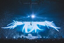 宙を舞う2日目のヘッドライナーTohji。（Photo by Miyu Terasawa）