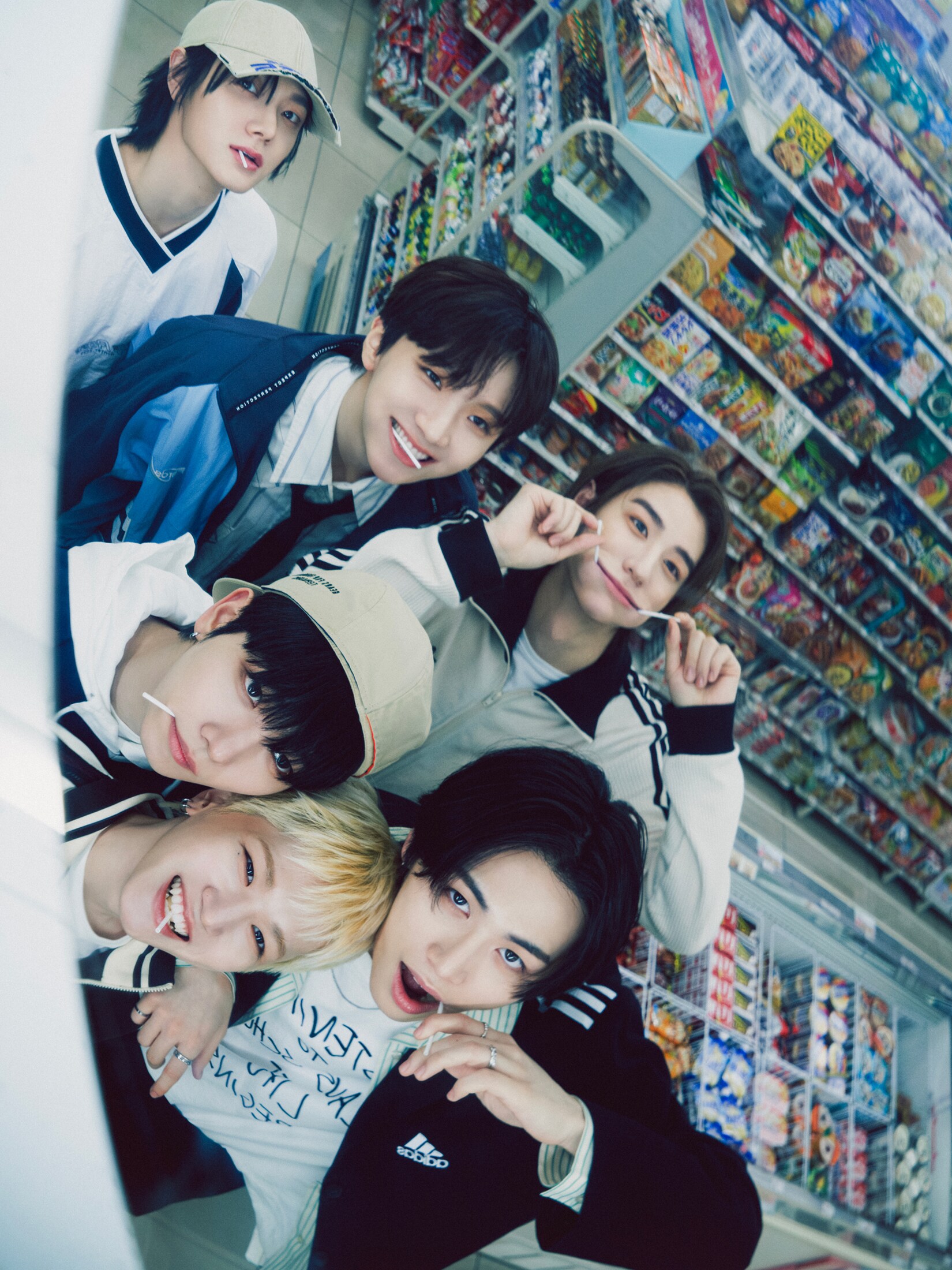 BOYNEXTDOORが駅でダッシュ、そして深夜のコンビニへ（写真20枚 / 動画