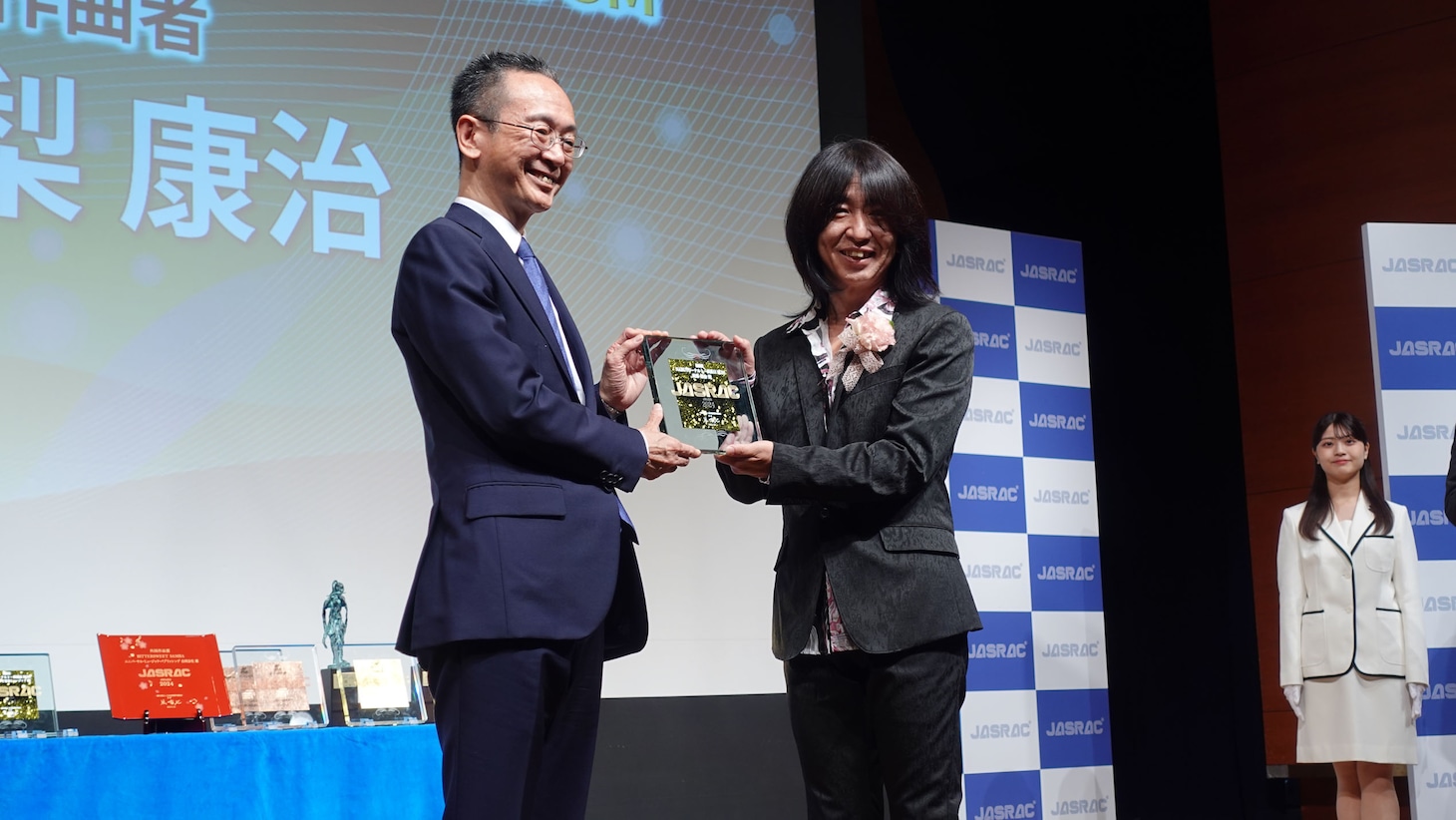 左からJASRAC理事長の伊澤一雅、高梨康治。