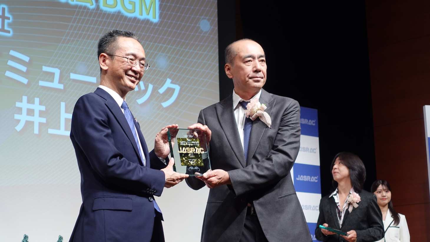左からJASRAC理事長の伊澤一雅、「NARUTO-ナルト-疾風伝 BGM」の音楽出版社であるテレビ東京ミュージックの井上康代表取締役社長。