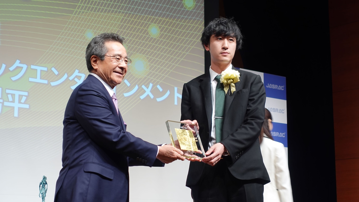 左からJASRAC会長の弦哲也、YOASOBIのプロデューサー・屋代陽平。