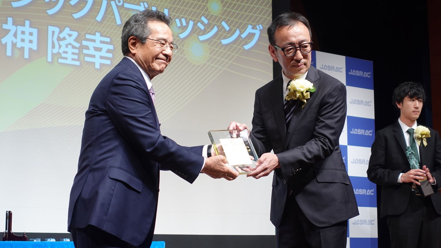 左からJASRAC会長の弦哲也、「アイドル」の音楽出版社である株式会社ソニー・ミュージックパブリッシングの神隆幸。