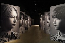 「INI EXHIBITION -DESTINED HORIZONS-」内覧会の様子。