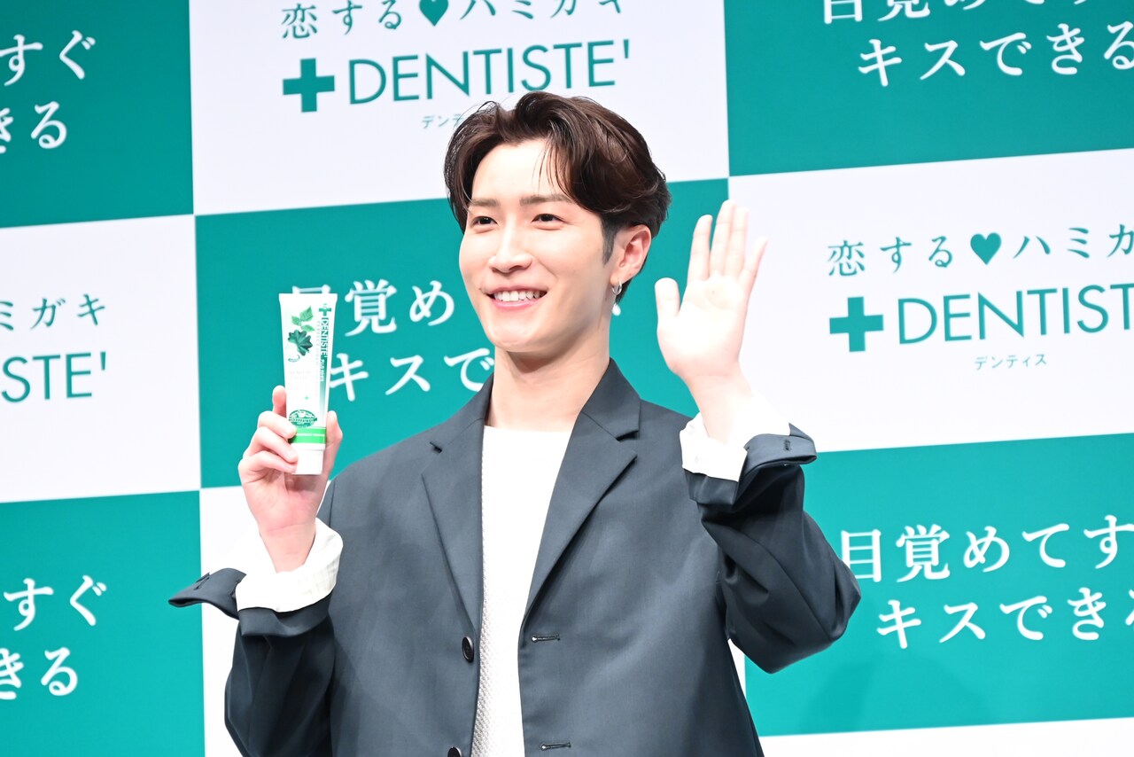 白い歯がまぶしい渡辺翔太（Snow Man）。