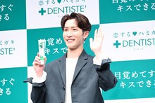 白い歯がまぶしい渡辺翔太（Snow Man）。