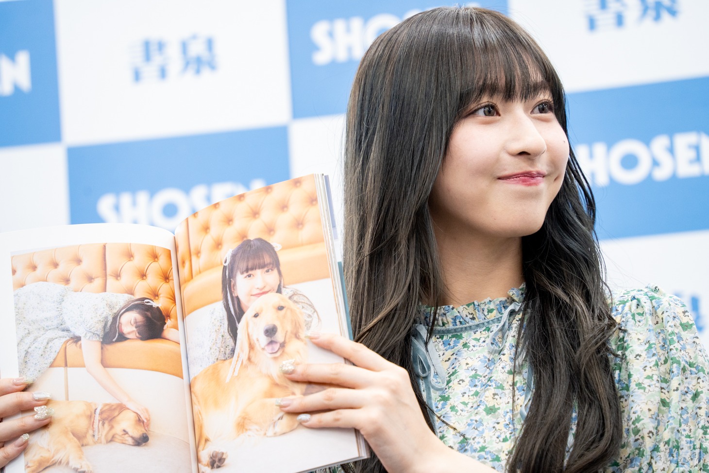 犬のムックとのツーショット写真を見せる植村あかり（Juice=Juice）。