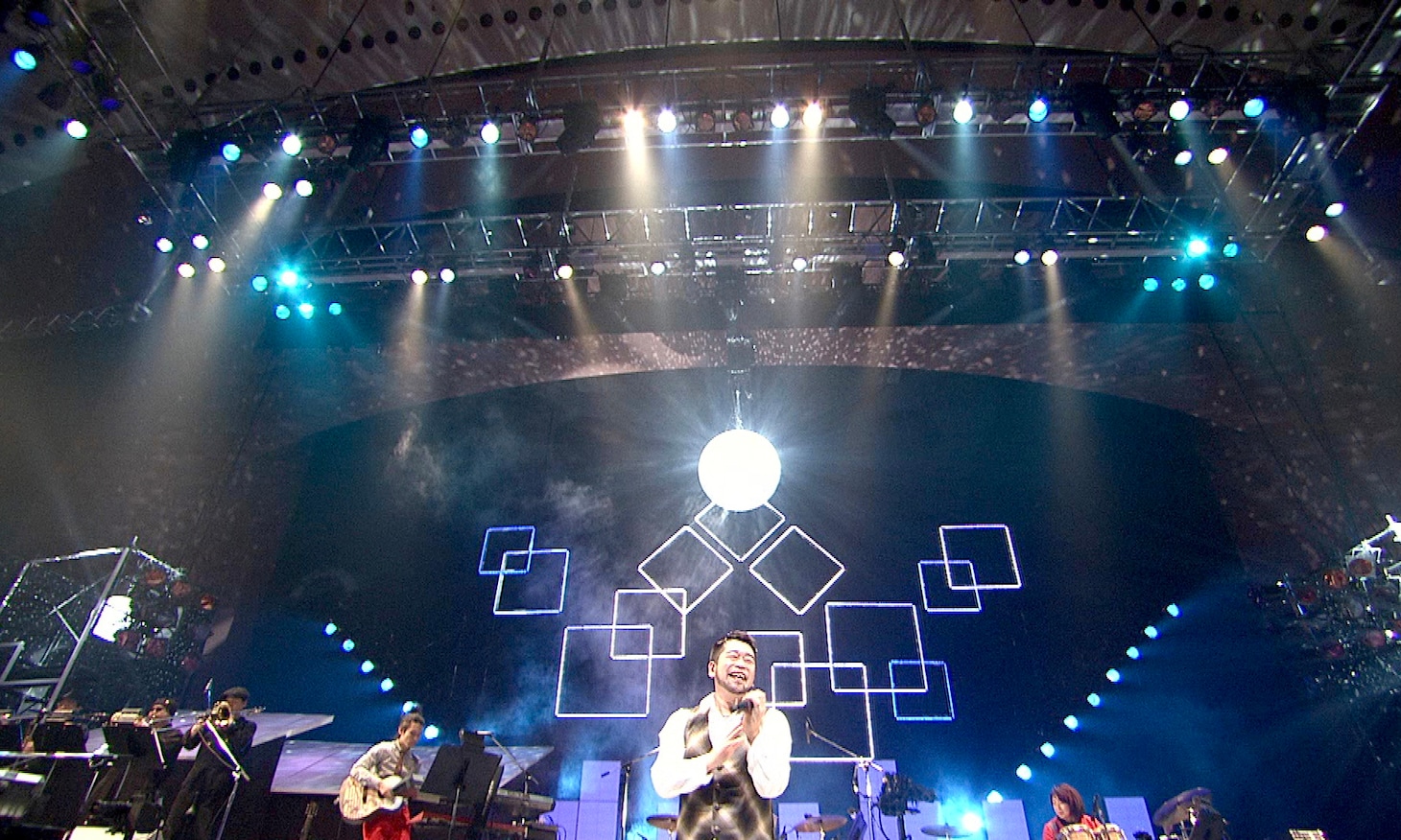 「Noriyuki Makihara Christmas Concert'08 ～PLAY for PRAY～」の様子。