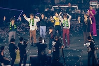 浜田雅功（ダウンタウン）の歌唱を盛り上げるSixTONES。(c)TBS