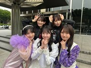 新聞社を訪れて「推し寺アイドルまつり」をPRする宮本佳林、江籠裕奈、AIRI（カミングフレーバー）、秋本帆華（TEAM SHACHI）、大黒柚姫（TEAM SHACHI）。