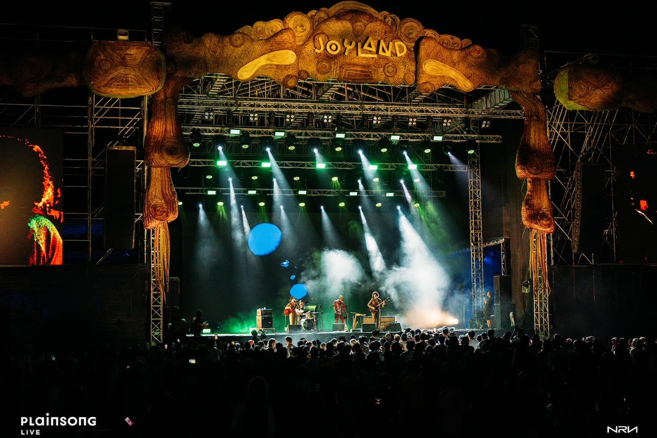 2024年3月1～3日にかけてインドネシア・バリ島で行われた「Joyland Festival」出演時の様子。坂本は初日のヘッドライナーを務めた。（on website:Joyland Festival by Plainsong Live / on Instagram:@joylandfest // @plainsonglive_）