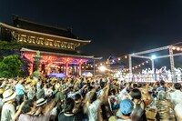 愛知・東別院で行われる夏祭りの様子。