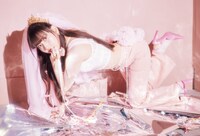 植村あかりの写真集「Strelitzia」より。