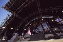 大貫妙子のステージの様子。