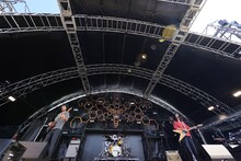 ペトロールズのステージの様子。