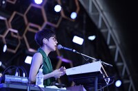 KIRINJIのバンドメンバー・小田朋美（Vo, Syn）。