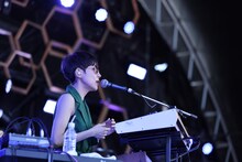 KIRINJIのバンドメンバー・小田朋美（Vo, Syn）。